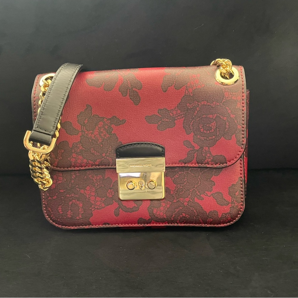 Michael kors chain shoulder bag.
